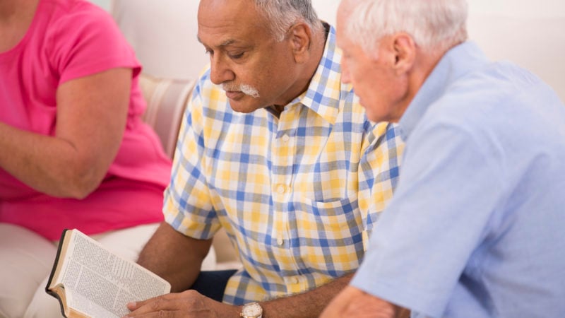 Hombres que estudian la Biblia para entender mejor lo que es un profeta