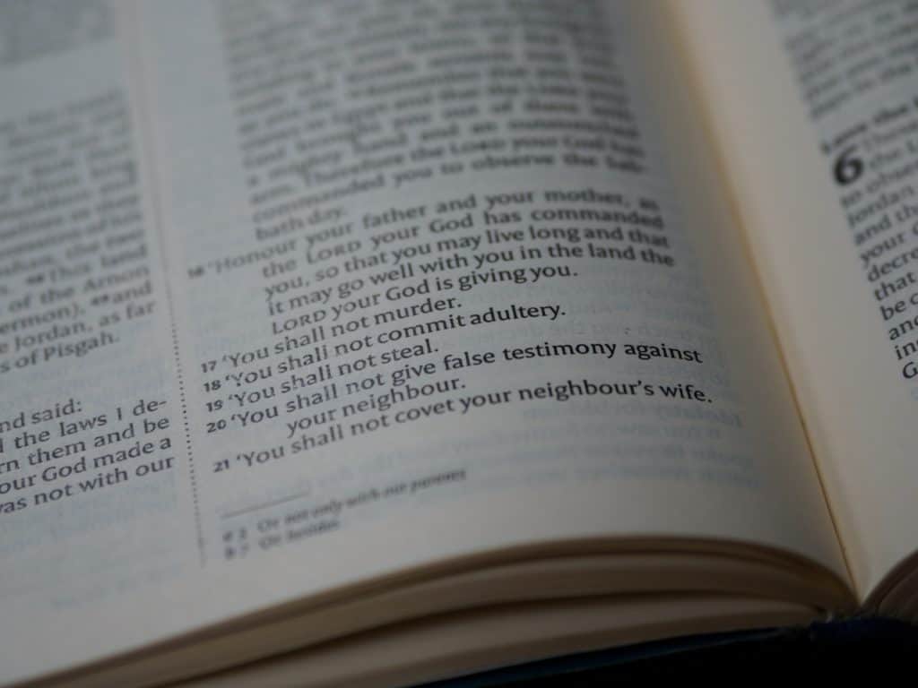 Una Biblia abierta en los 10 mandamientos.